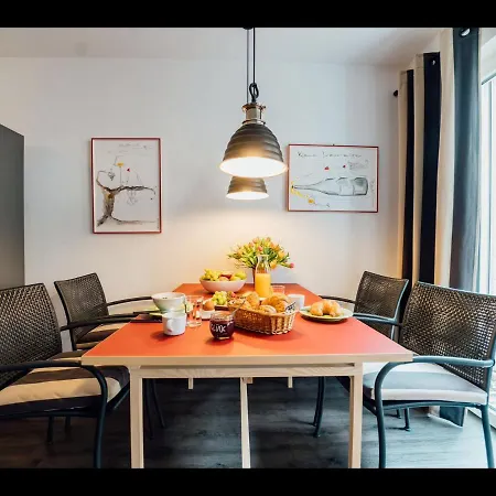 Weinreisedomizil Mit Eigenem Garten Und Parkplatz דירה *